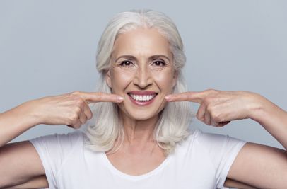 Mujer con implante dental